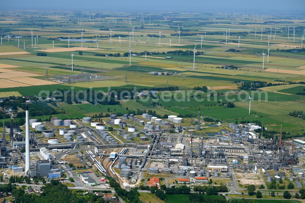 Aerial image Hemmingstedt - Panoramic perspective of refinery equipment and management systems on the factory premises of the mineral oil producer Heide Refinery GmbH in Hemmingstedt in Schleswig-Holstein. The northernmost refinery in Germany is one of the most modern plants in Europe