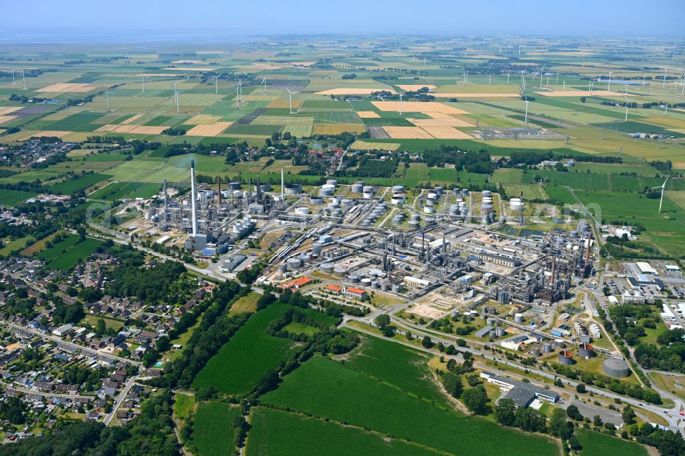 Aerial photograph Hemmingstedt - Panoramic perspective of refinery equipment and management systems on the factory premises of the mineral oil producer Heide Refinery GmbH in Hemmingstedt in Schleswig-Holstein. The northernmost refinery in Germany is one of the most modern plants in Europe