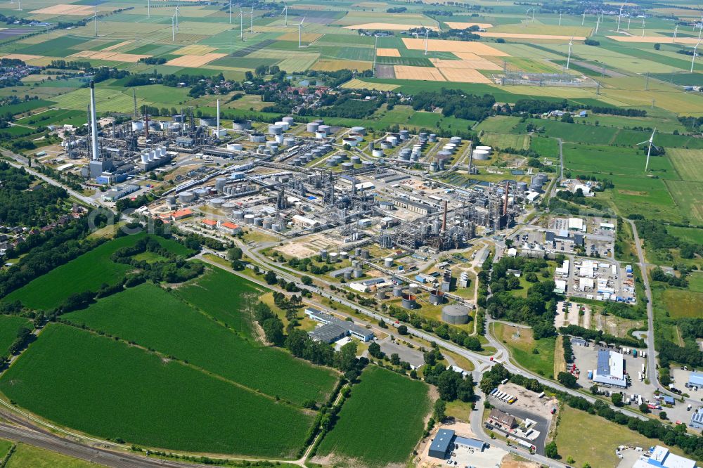 Hemmingstedt from above - Panoramic perspective of refinery equipment and management systems on the factory premises of the mineral oil producer Heide Refinery GmbH in Hemmingstedt in Schleswig-Holstein. The northernmost refinery in Germany is one of the most modern plants in Europe