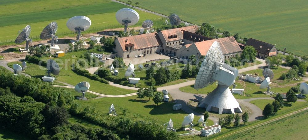 Aerial photograph Fuchsstadt - Parbola antennas in the form of white satellite dishes on the site of the earth station in Fuchsstadt in the state Bavaria, Germany