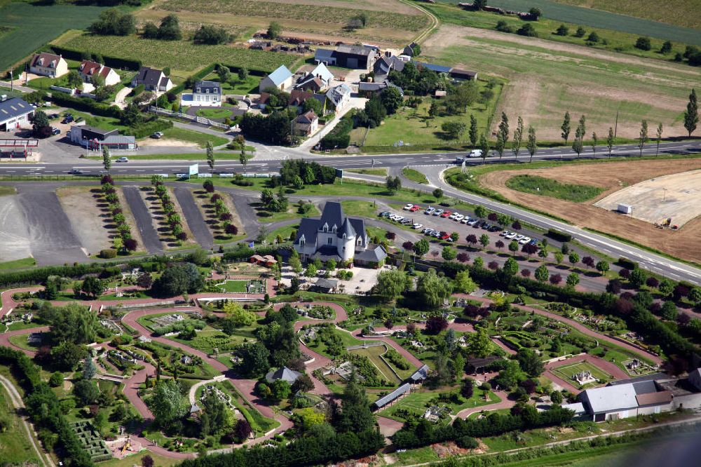 Aerial photograph Amboise - Blick auf den 2 Hektar großen Park Mini-Chateaux Val de Loire in Amboise mit ca. 50 Modellen von Schlössern und Landhäusern des Loiretals. View to the 2 hectare large park Mni-Chateaux Val de Loire in Amboise with about 50 models of castles and country homes of the Loire valley.