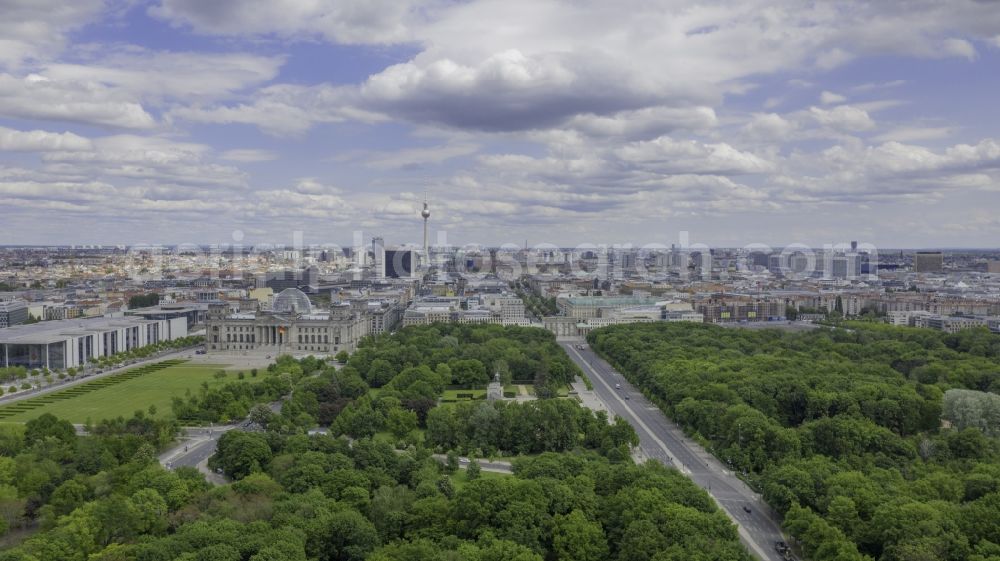Berlin from the bird's eye view: Park of along the Str. des 17.Juni in the district Tiergarten in Berlin, Germany