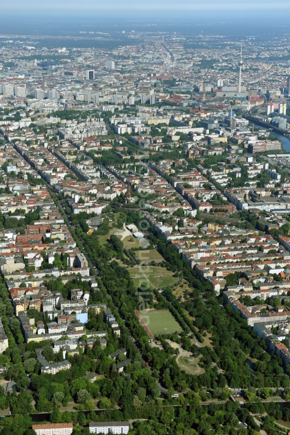 Berlin from the bird's eye view: Park of of Goerlitzer Park in the district Friedrichshain-Kreuzberg in Berlin, Germany