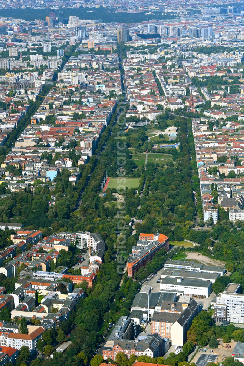 Berlin from the bird's eye view: Park of Goerlitzer Park in the district Kreuzberg in Berlin, Germany