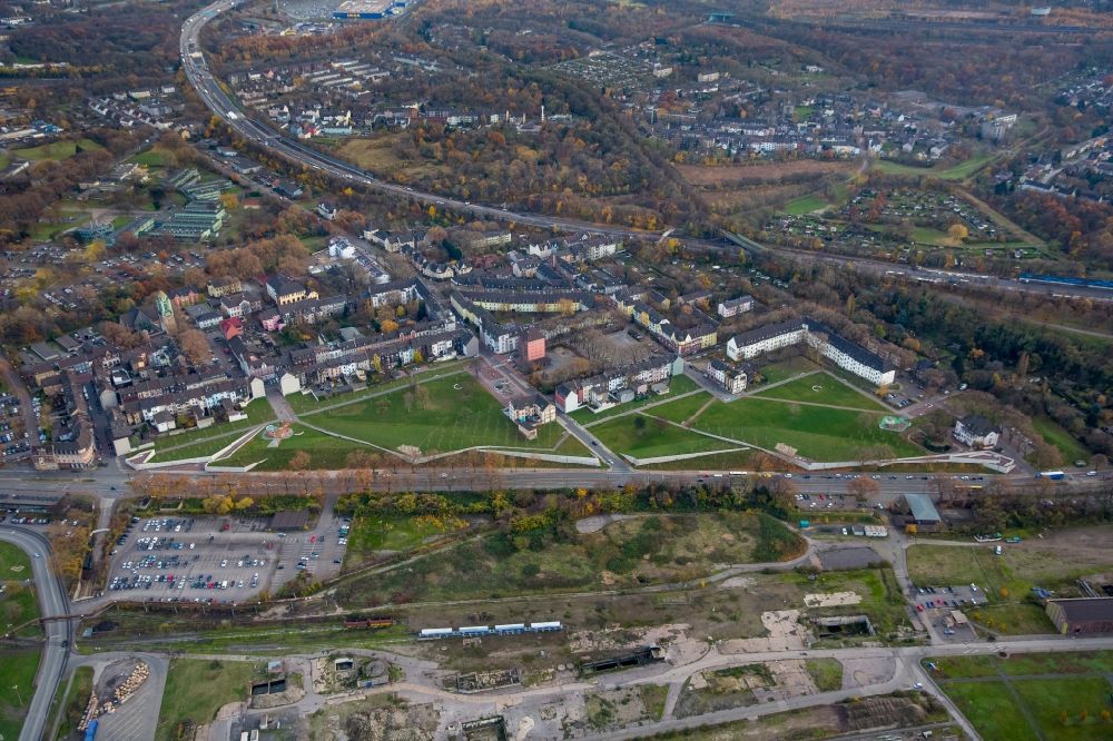 Aerial photograph Duisburg - Park of Gruenguertel Nord along the Kaiser-Wilhelm-Strasse destrict Bruckhausen in Duisburg in the state North Rhine-Westphalia