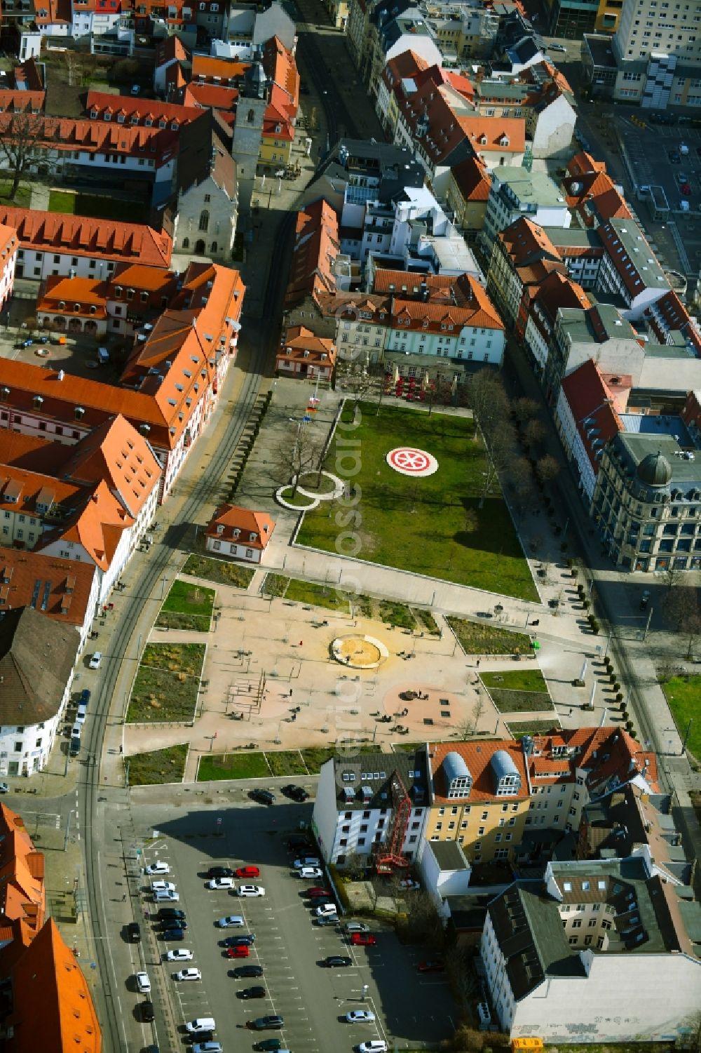 Aerial photograph Erfurt - Park Hirschgarten with two independent parking areas on the government street in the district of Altstadt in Erfurt in the state Thuringia, Germany