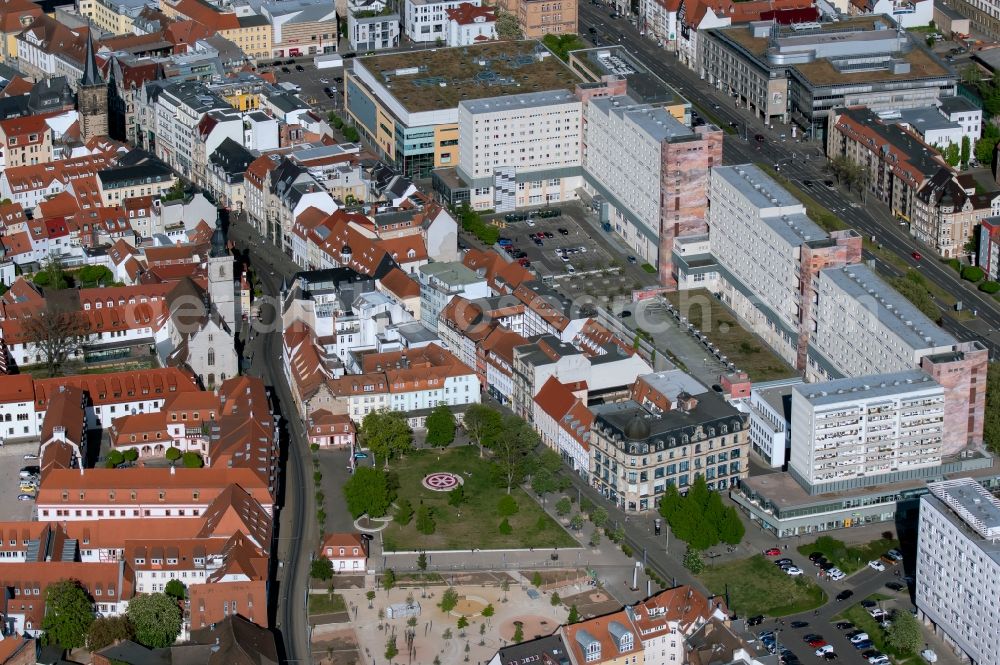 Erfurt from the bird's eye view: Park Hirschgarten with two independent parking areas on the government street in the district of Altstadt in Erfurt in the state Thuringia, Germany