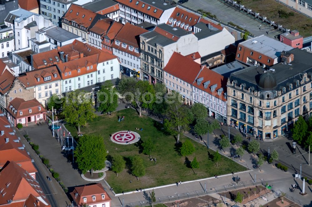 Aerial image Erfurt - Park Hirschgarten with two independent parking areas on the government street in the district of Altstadt in Erfurt in the state Thuringia, Germany