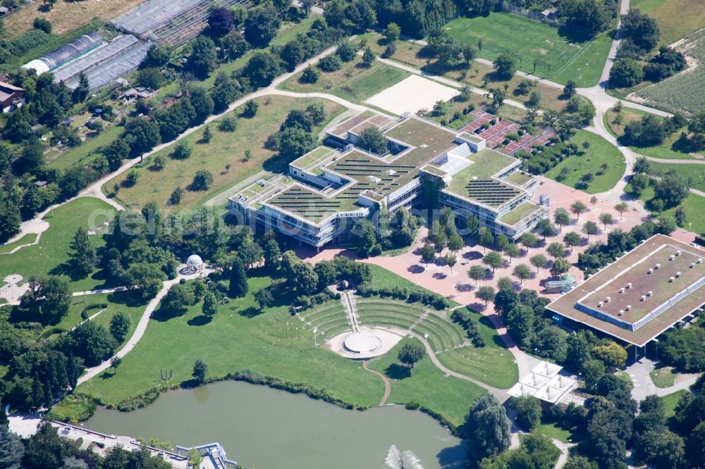 Aerial photograph Ettlingen - Park of Horbachpark with lake Hoebach , Anne-Frank school and Albgauhalle in Ettlingen in the state Baden-Wuerttemberg