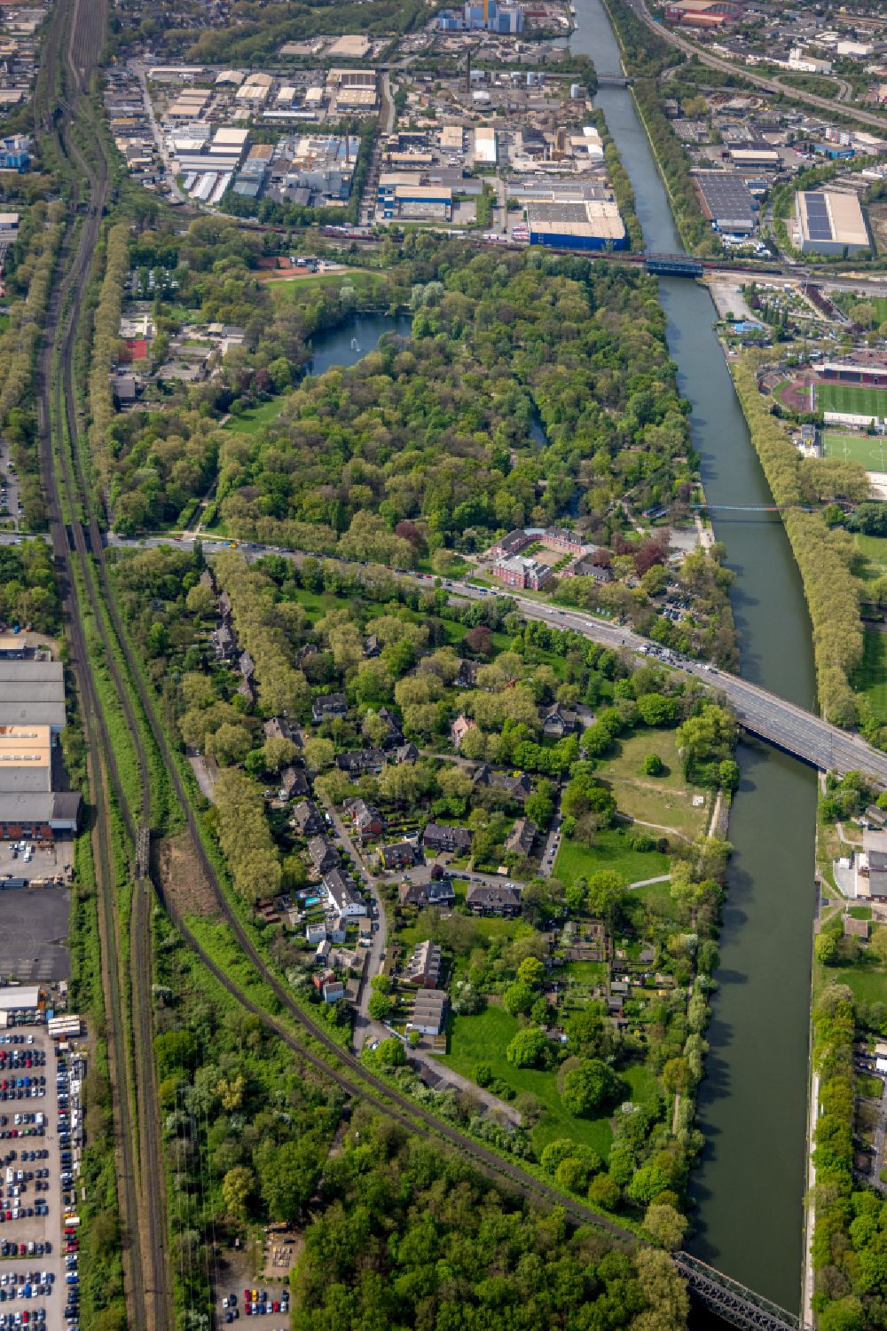 Aerial image Oberhausen - Park of Kaisergarten on street Konrad-Adenauer-Allee in Oberhausen at Ruhrgebiet in the state North Rhine-Westphalia, Germany