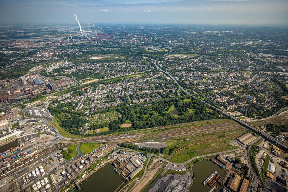 Aerial image Duisburg - Park of Meiderich Stadtpark on Buergermeister-Puetz-Strasse next to the local marshalling yard and freight yard of the Deutsche Bahn in the district Mittelmeiderich in Duisburg at Ruhrgebiet in the state North Rhine-Westphalia, Germany