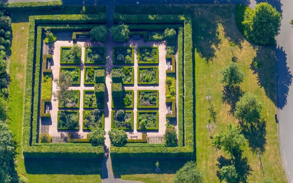Aerial image Münster - Park Mutterhausgarten with symmetrically arranged beds in the district Ost in Muenster in the state North Rhine-Westphalia, Germany