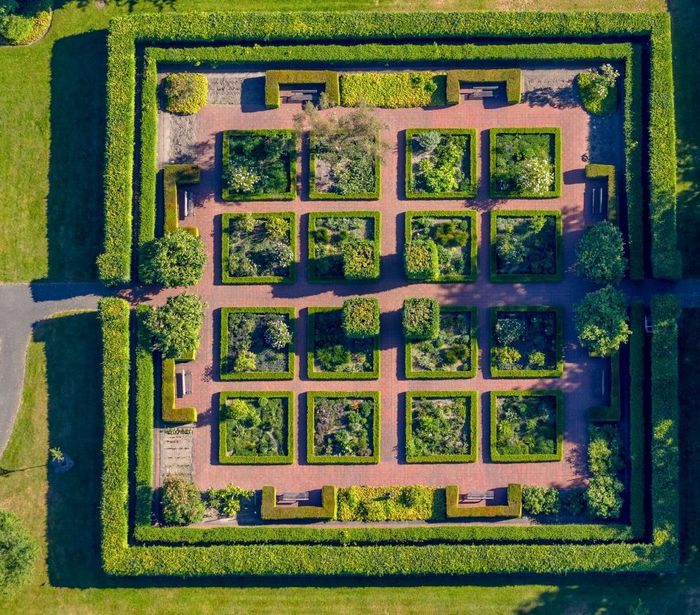 Aerial photograph Münster - Park Mutterhausgarten with symmetrically arranged beds in the district Ost in Muenster in the state North Rhine-Westphalia, Germany