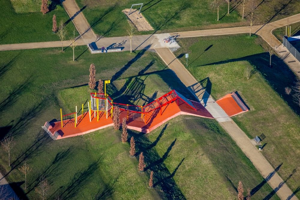 Neukirchen-Vluyn from the bird's eye view: Park with playground with sandy areas on Niederberg Park in Neukirchen-Vluyn in the state North Rhine-Westphalia, Germany