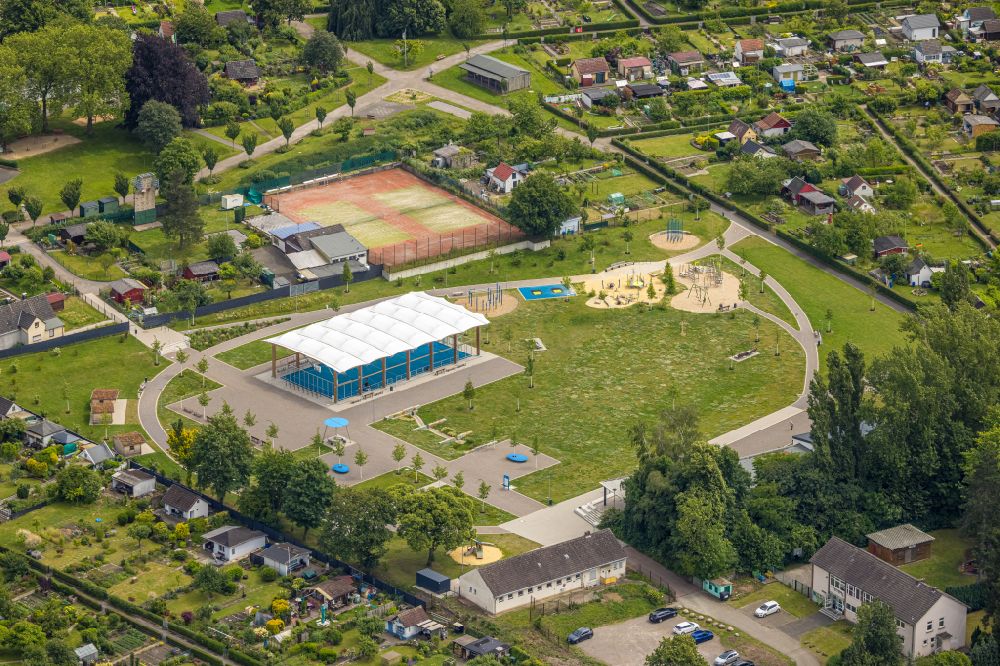 Aerial photograph Bochum - Park with playground with sandy areas sowie Sport and Erholungsmoeglichkeiten in the district Riemke in Bochum-Riemke at Ruhrgebiet in the state North Rhine-Westphalia, Germany