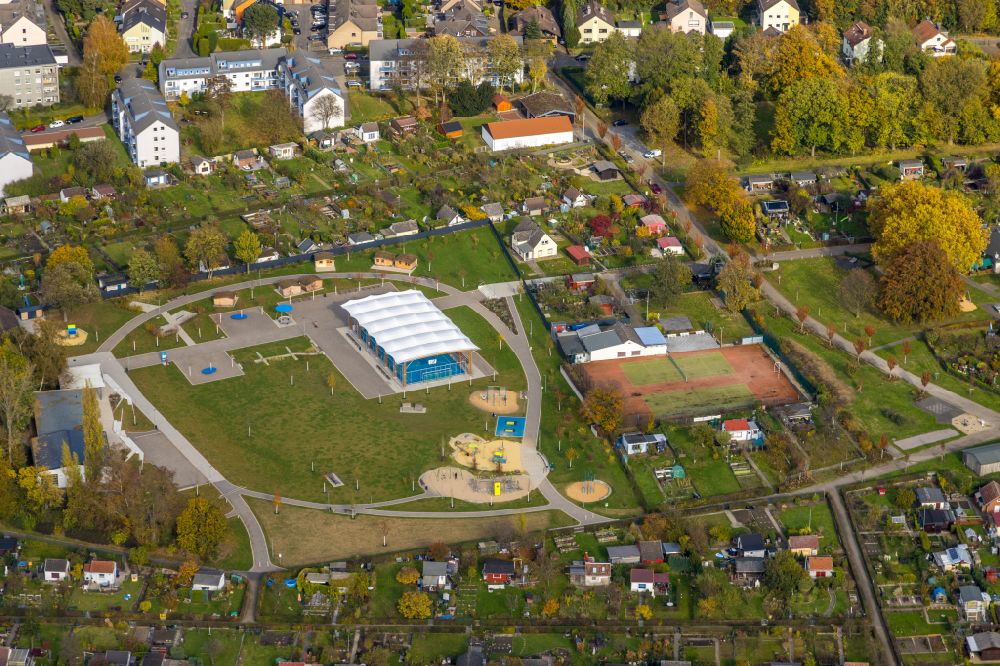 Bochum from the bird's eye view: Park with playground with sandy areas sowie Sport and Erholungsmoeglichkeiten in the district Riemke in Bochum-Riemke at Ruhrgebiet in the state North Rhine-Westphalia, Germany