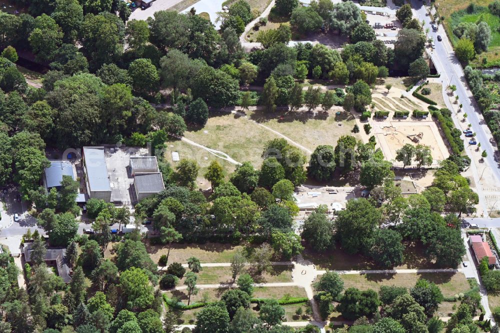 Aerial photograph Berlin - Park and playground with sand areas - playground Buergerpark - on the street Am Buergerpark in the district Niederschoenhausen in Berlin, Germany