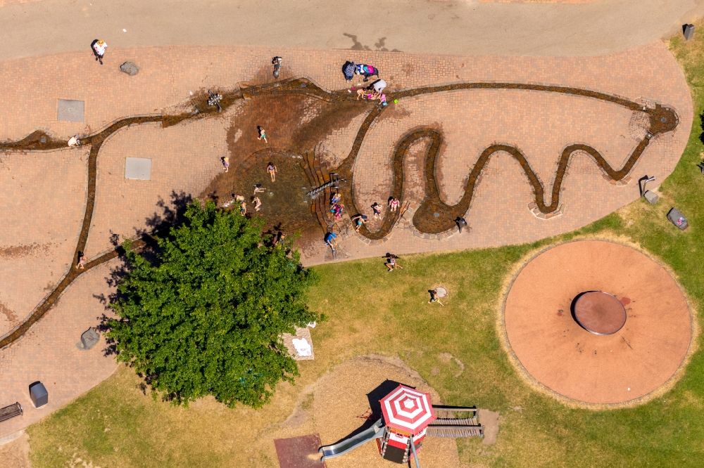 Velbert from above - Park with playground with sandy areas of the water playground in Herminghauspark in Herminghauspark in Velbert in the state North Rhine-Westphalia, Germany