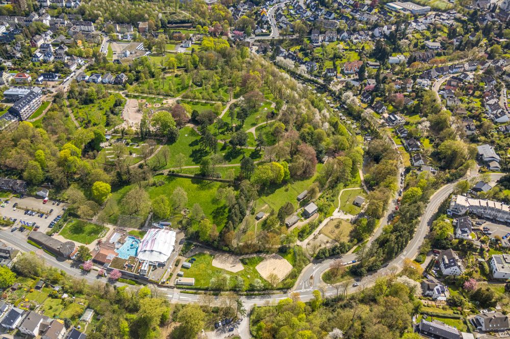 Aerial photograph Velbert - Park with playground with sandy areas of the water playground in Herminghauspark in Herminghauspark in Velbert in the state North Rhine-Westphalia, Germany