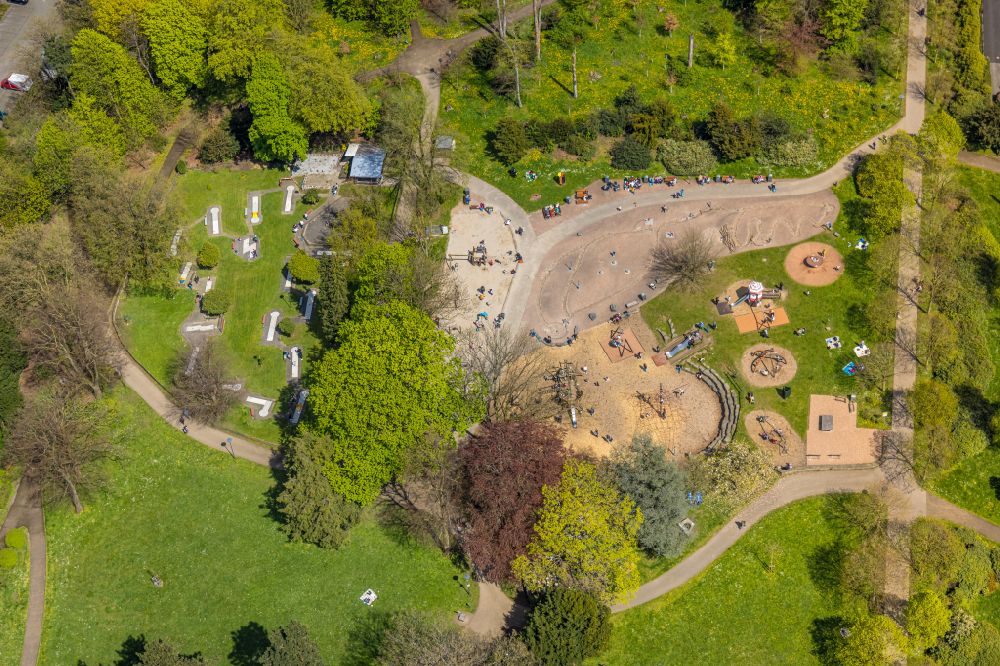 Velbert from the bird's eye view: Park with playground with sandy areas of the water playground in Herminghauspark in Herminghauspark in Velbert in the state North Rhine-Westphalia, Germany