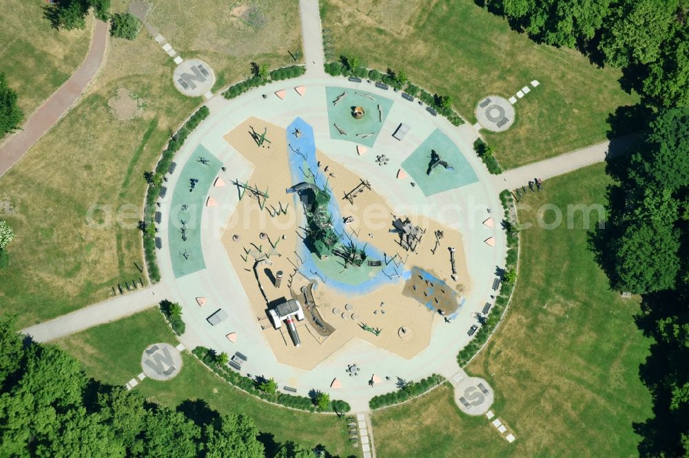 Magdeburg from the bird's eye view: Park and playground in the form of a compass rose in the town park in the Adolf midday lake in Magdeburg in the federal state Saxony-Anhalt