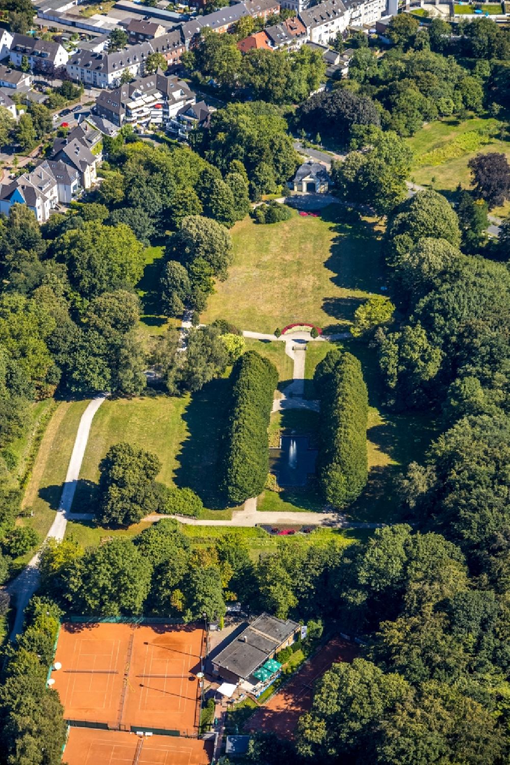 Aerial image Bottrop - Park of of Stadtpark with fountain in Bottrop in the state North Rhine-Westphalia, Germany