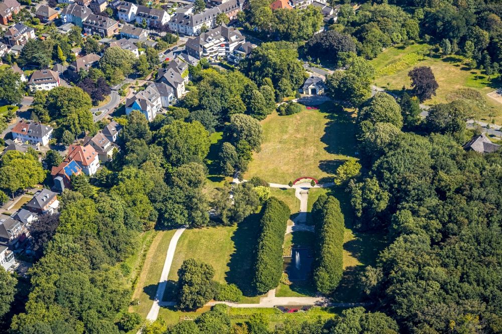 Aerial photograph Bottrop - Park of of Stadtpark with fountain in Bottrop in the state North Rhine-Westphalia, Germany
