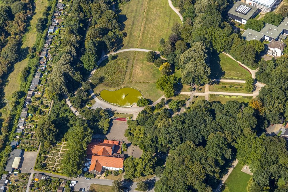 Bottrop from the bird's eye view: Park of of Stadtpark with Brunnen and Spielplatz in Bottrop in the state North Rhine-Westphalia, Germany