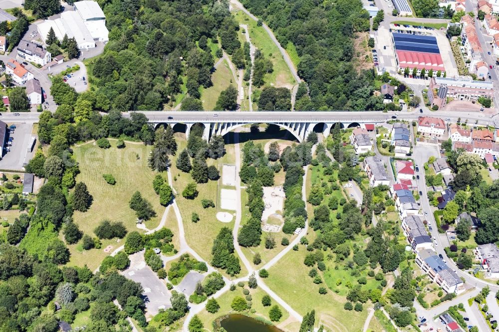 Aerial photograph Pirmasens - Park of Strecktalpark unter Strecktalbruecke in Pirmasens in the state Rhineland-Palatinate, Germany