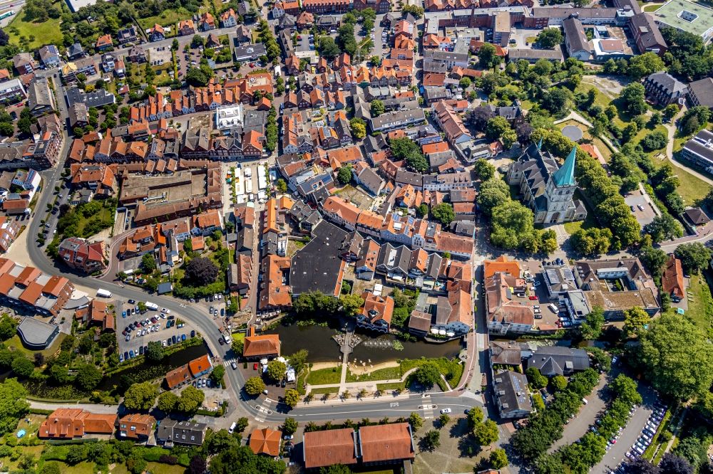 Aerial image Lüdinghausen - Park of with pond and fountain at the Borgmuehle on Borg in the old town center in the district Seppenrade in Luedinghausen in the state North Rhine-Westphalia, Germany