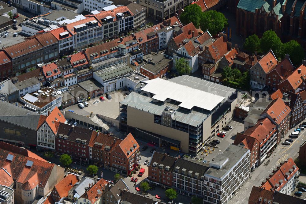 Lübeck from above - Parking deck on the building of the car park Fuenfhausen - Beckergrube - Mengstrasse in the district Innenstadt in Luebeck in the state Schleswig-Holstein, Germany