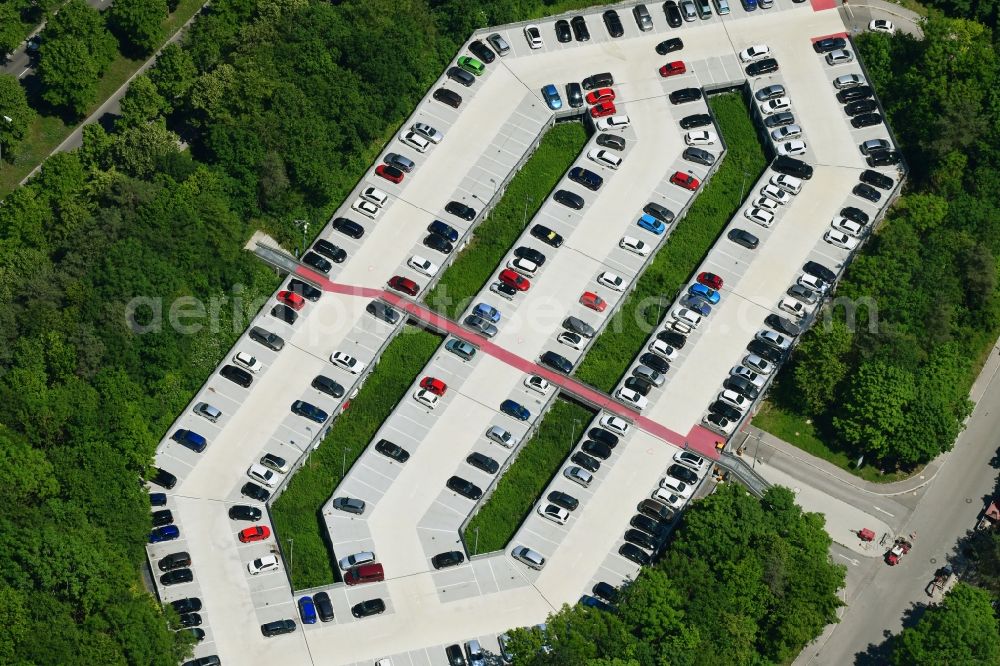 Augsburg from the bird's eye view: Parking deck on the building of the car park Universitaetsparkhaus P1 on Hannah-Arendt-Strasse in Augsburg in the state Bavaria, Germany