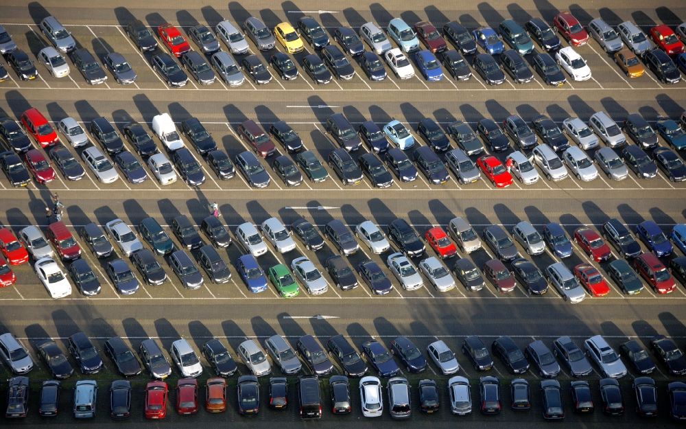 Aerial image Bottrop - Parked cars lined up in the parking lot of the park Movie Park Germany in Bottrop - Kirchhellen in North Rhine-Westphalia