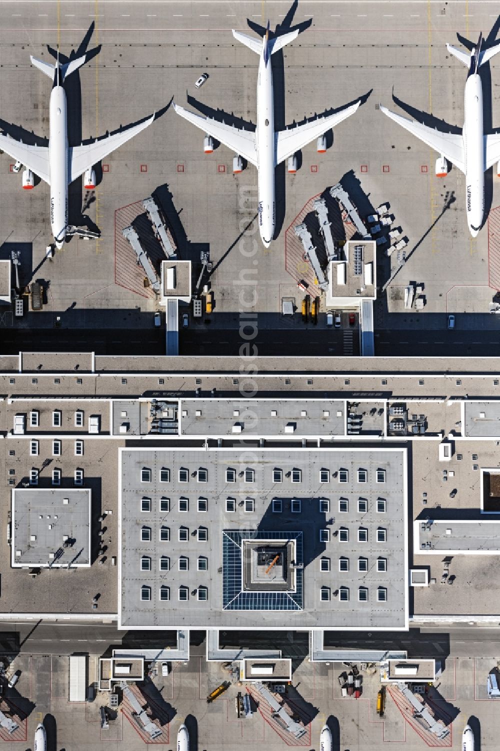 Aerial photograph München-Flughafen - Dispatch building and terminals on the premises of the airport in Muenchen-Flughafen in the state Bavaria, Germany