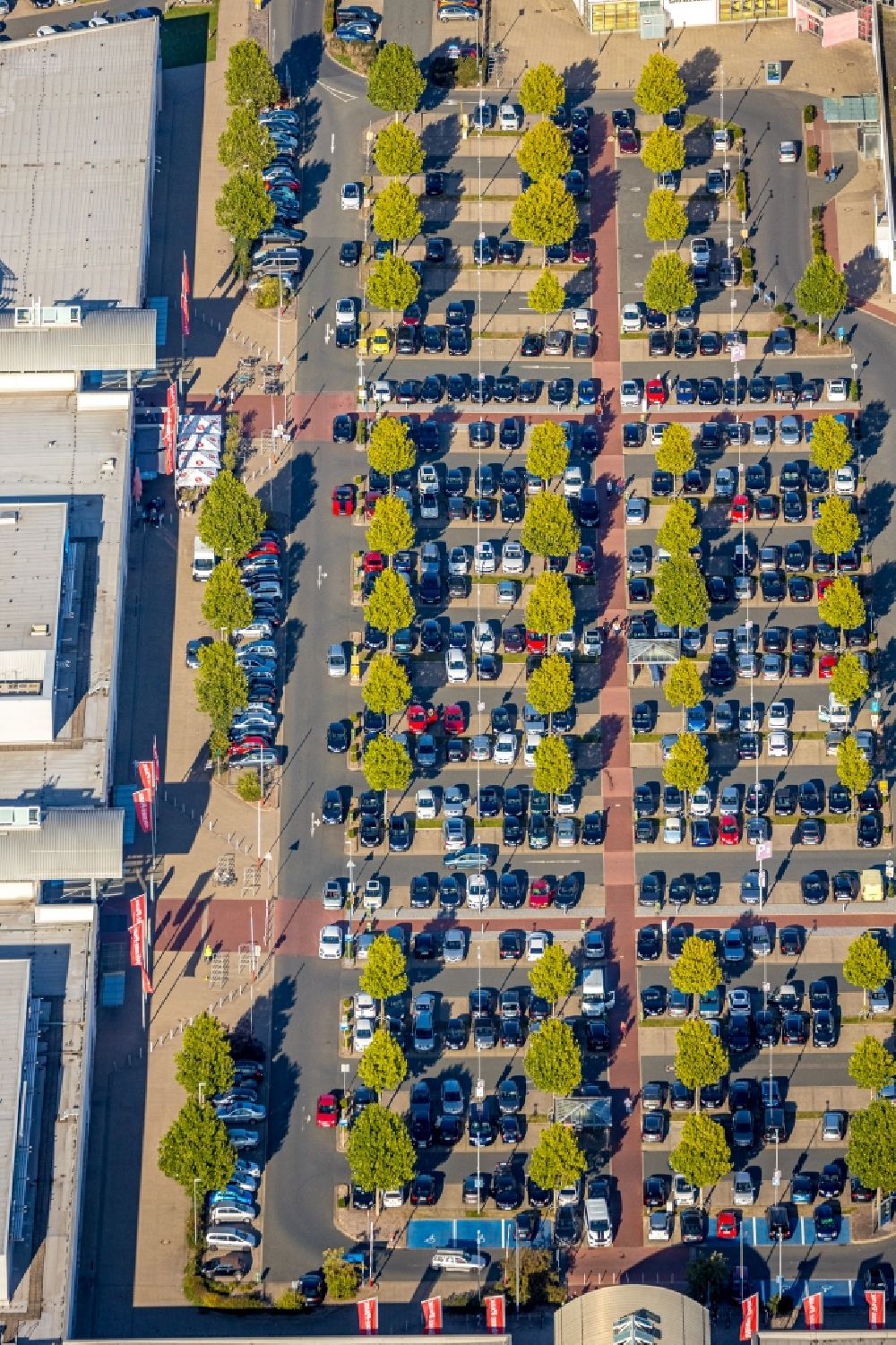 Aerial photograph Bad Oeynhausen - Parking and storage space for automobiles at the shopping mall Werre-Park on Mindener Strasse in Bad Oeynhausen in the state North Rhine-Westphalia, Germany