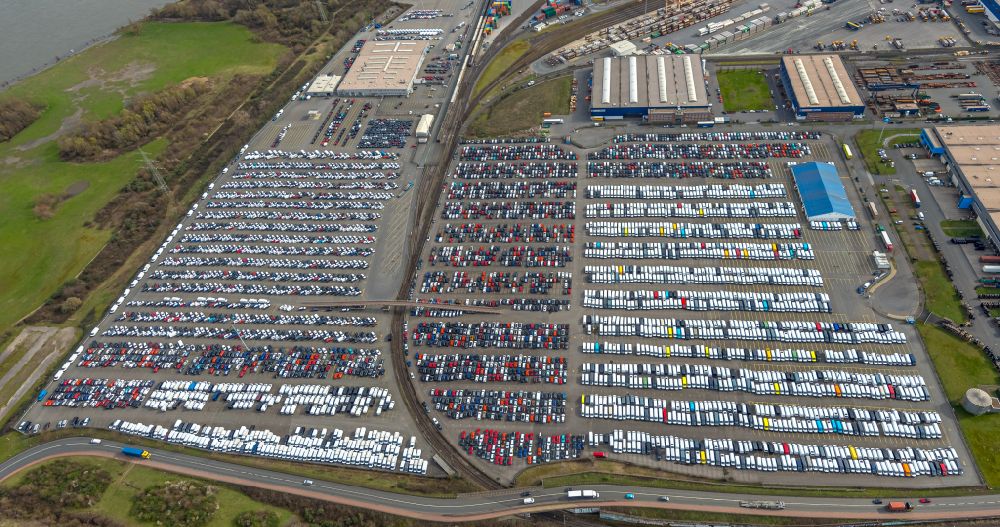 Aerial photograph Duisburg - Parking lot and parking space for automobiles - passenger cars of the BLG AutoTerminal Deutschland GmbH & Co KG in the district Rheinhausen in Duisburg in the Ruhr area in the state North Rhine-Westphalia, Germany