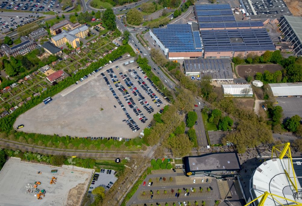 Aerial photograph Dortmund - Parking and storage space for automobiles Parkplatz A8 of Westfalenhallen Im Rabenloh in Dortmund in the state North Rhine-Westphalia, Germany