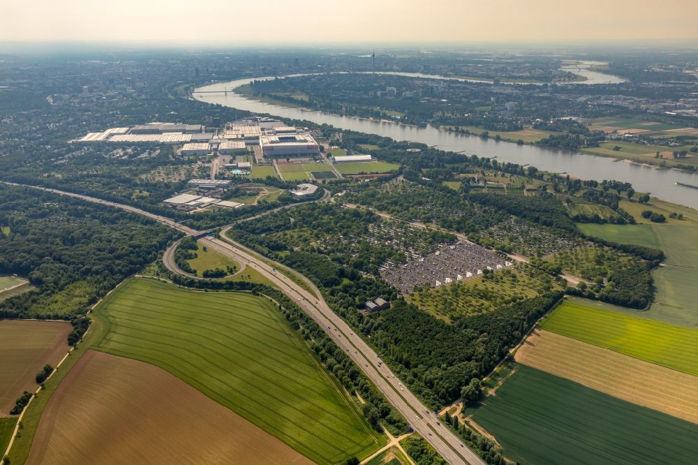 Aerial photograph Düsseldorf - Parking and storage space for automobiles on Lotzweg on Messegelaende in Duesseldorf in the state North Rhine-Westphalia, Germany