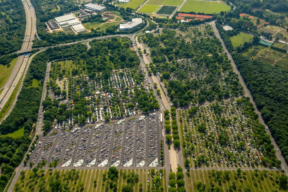 Düsseldorf from the bird's eye view: Parking and storage space for automobiles on Lotzweg on Messegelaende in Duesseldorf in the state North Rhine-Westphalia, Germany