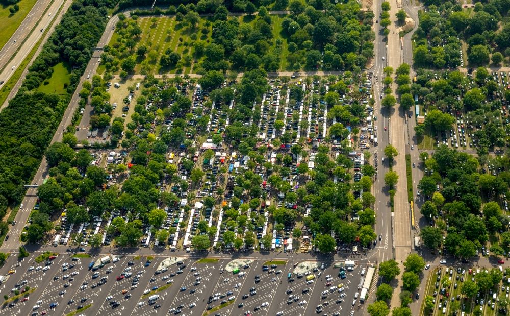 Aerial photograph Düsseldorf - Parking and storage space for automobiles on Lotzweg on Messegelaende in Duesseldorf in the state North Rhine-Westphalia, Germany
