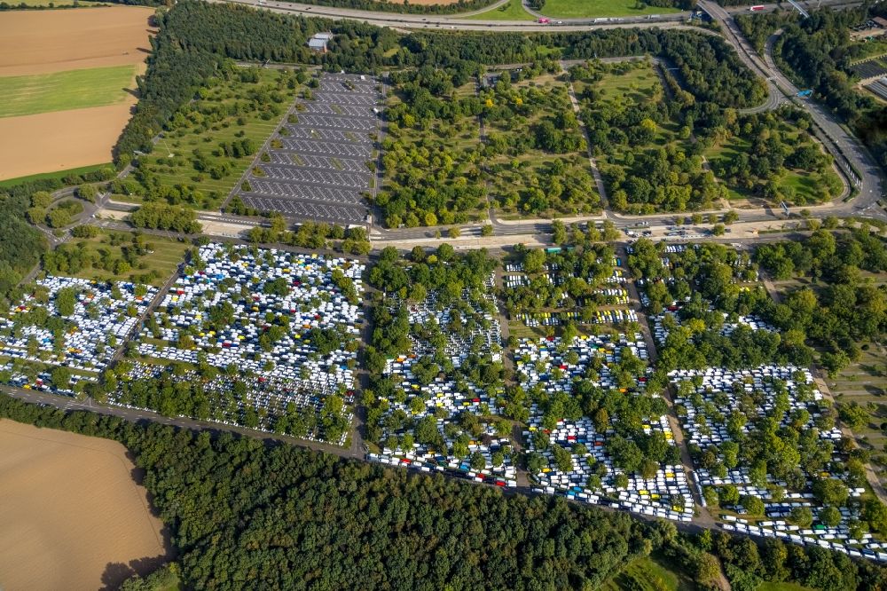 Aerial image Düsseldorf - Parking and storage space for automobiles on Lotzweg on Messegelaende in Duesseldorf at Ruhrgebiet in the state North Rhine-Westphalia, Germany