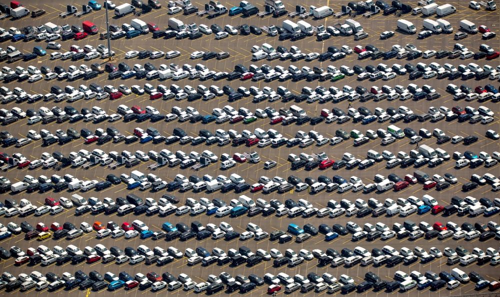 Aerial photograph Duisburg - Parking and storage space for automobiles in Duisburg in the state North Rhine-Westphalia