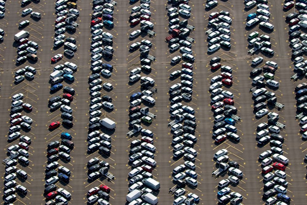 Aerial photograph Duisburg - Parking and storage space for automobiles in Duisburg in the state North Rhine-Westphalia