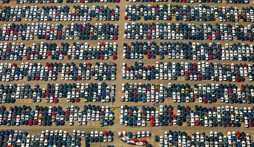 Aerial photograph Duisburg - Parking and storage space for automobiles of the company Solideal Deutschland in Duisburg in the state North Rhine-Westphalia