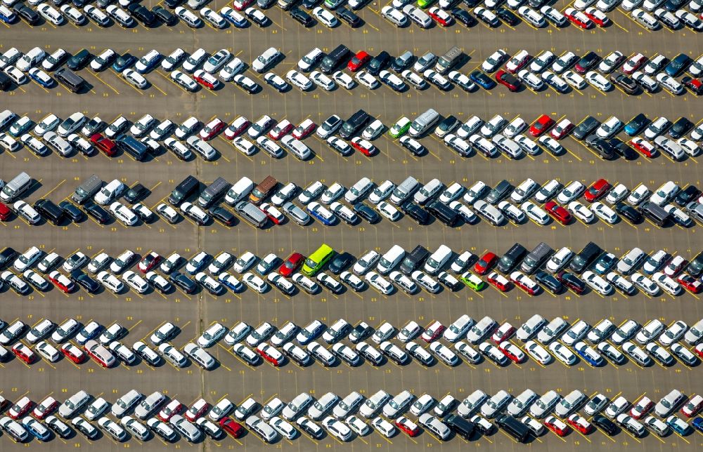 Duisburg from above - Parking and storage space for automobiles of the company Solideal Deutschland in Duisburg in the state North Rhine-Westphalia