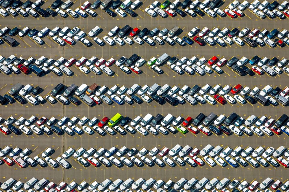 Duisburg from the bird's eye view: Parking and storage space for automobiles of the company Solideal Deutschland in Duisburg in the state North Rhine-Westphalia