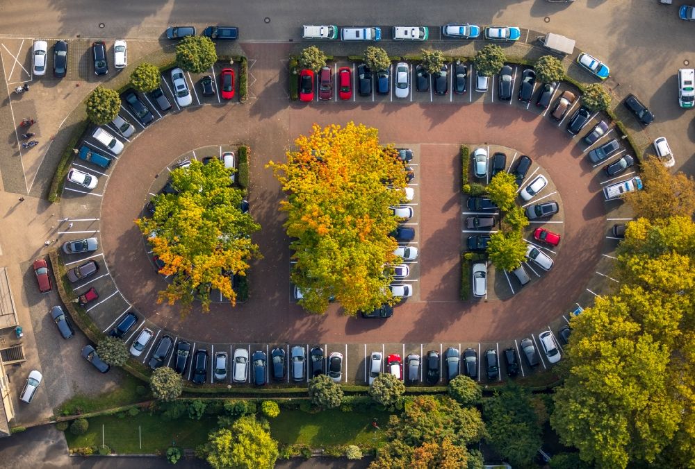 Gelsenkirchen from above - Parking and storage space for automobiles of Polizeiwache Buer Gelsenkirchen on Rathausplatz in Gelsenkirchen in the state North Rhine-Westphalia, Germany