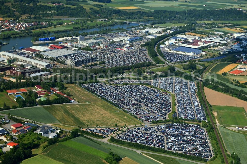Kelheim from the bird's eye view: Parking and storage space for automobiles on Abensberger Strasse in Kelheim in the state Bavaria, Germany