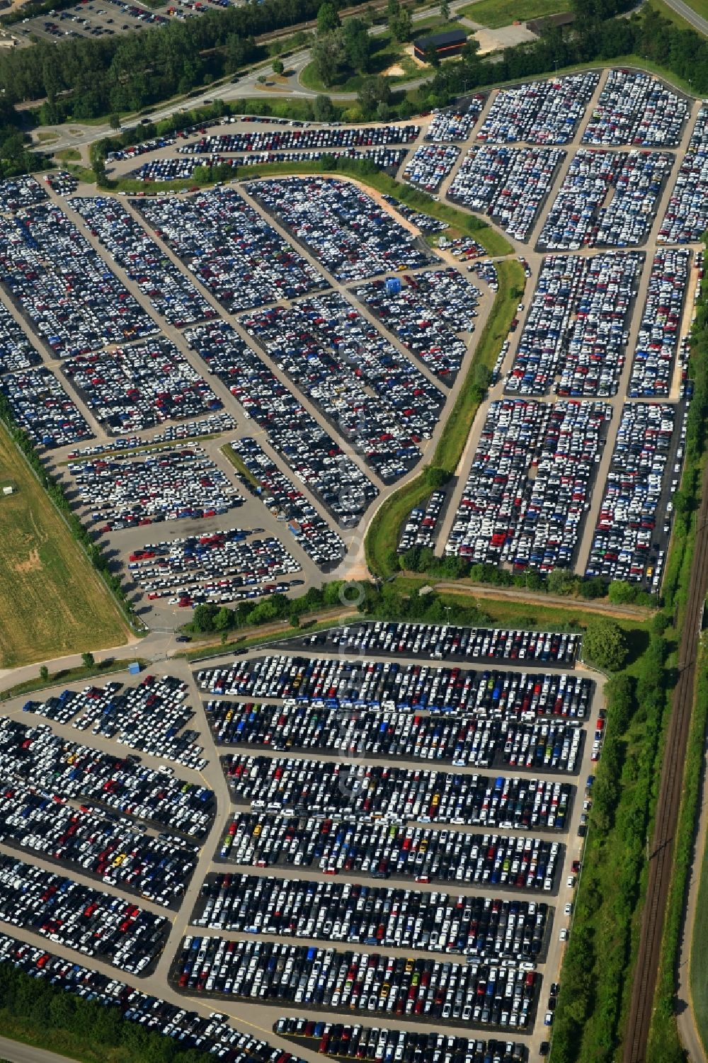 Aerial photograph Kelheim - Parking and storage space for automobiles on Abensberger Strasse in Kelheim in the state Bavaria, Germany