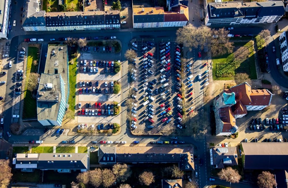Aerial image Hattingen - Parking and storage space for automobiles overlooking the city hall and the Finanzamt Hattingen on Rathausplatz in the district Baak in Hattingen in the state North Rhine-Westphalia, Germany
